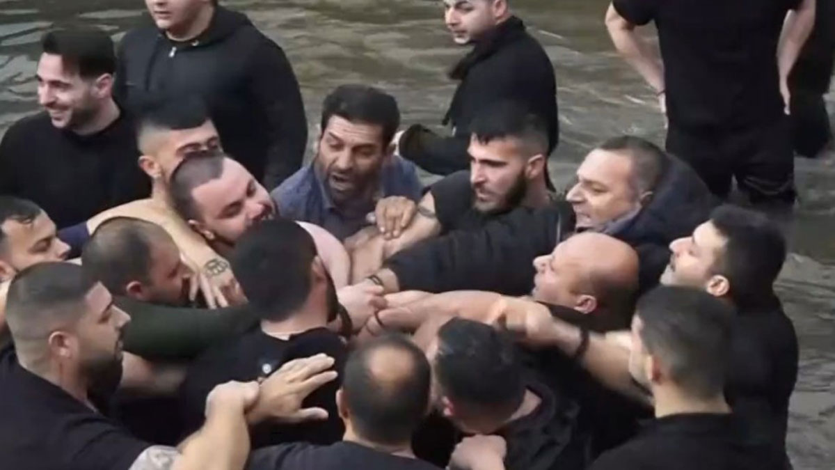 Πιάστηκαν στα χέρια για… τον Τίμιο Σταυρό