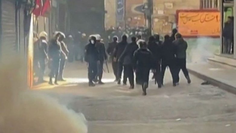 Ιράν: Νεκροί τουλάχιστον 27 διαδηλωτές Ιράν: Νεκροί τουλάχιστον 27 διαδηλωτές