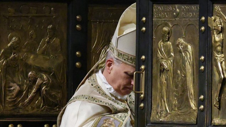 Ολοκληρώθηκε το «Ιωβηλαίο της Ελπίδας» – Έκλεισε την Αγία Πύλη ο Πάπας