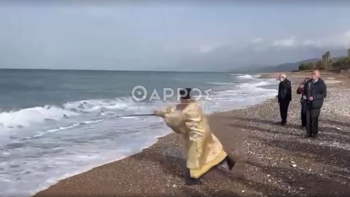 Ιερέας στη Μεσσηνία έριξε το Σταυρό στη θάλασσα με… καλάμι ψαρέματος