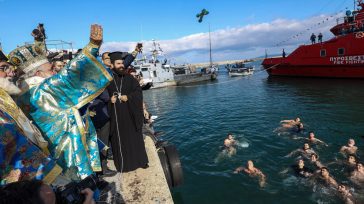 Θεοφάνια: Οι τελετές της βύθισης του σταυρού σε διάφορες περιοχές της χώρας