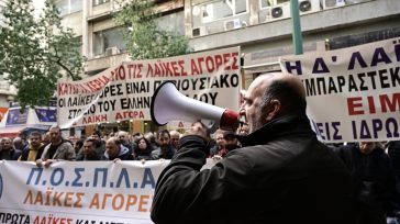 Διαμαρτυρία στην πλ. Συντάγματος από εμπόρους και πωλητές λαϊκών αγορών