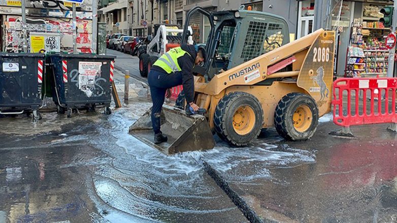 Έσπασε αγωγός της ΕΥΔΑΠ στο κέντρο της Αθήνας