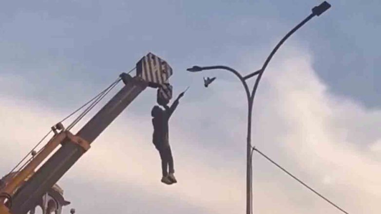 Κρεμάστηκε από γερανό για να σώσει πουλί