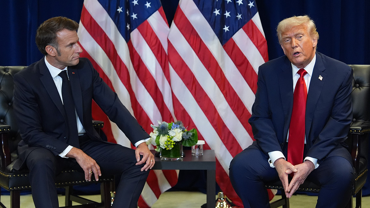 Ο Τραμπ ξεφτιλίζει δημόσια τον Μακρόν