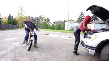 Έμεινε η κοπέλα με το αυτοκίνητο και εμφανίστηκε ο “μπάρμπας” με το μηχανάκι του να τη βοηθήσει