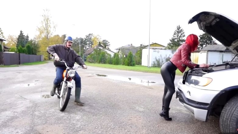 Έμεινε η κοπέλα με το αυτοκίνητο και εμφανίστηκε ο “μπάρμπας” με το μηχανάκι του να τη βοηθήσει