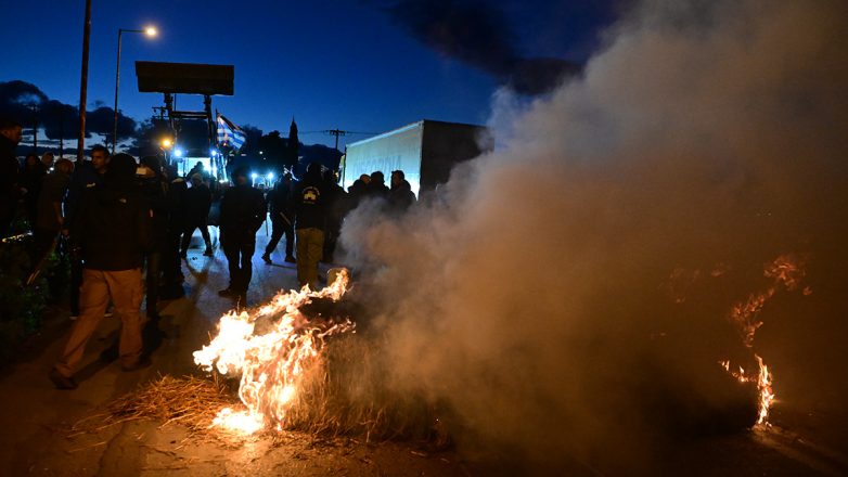 Ένταση στο μπλόκο της Θήβας