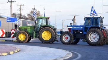 Σταδιακή άρση των αποκλεισμών από τους αγρότες ενόψει της συνάντησης με τον πρωθυπουργό την Τρίτη