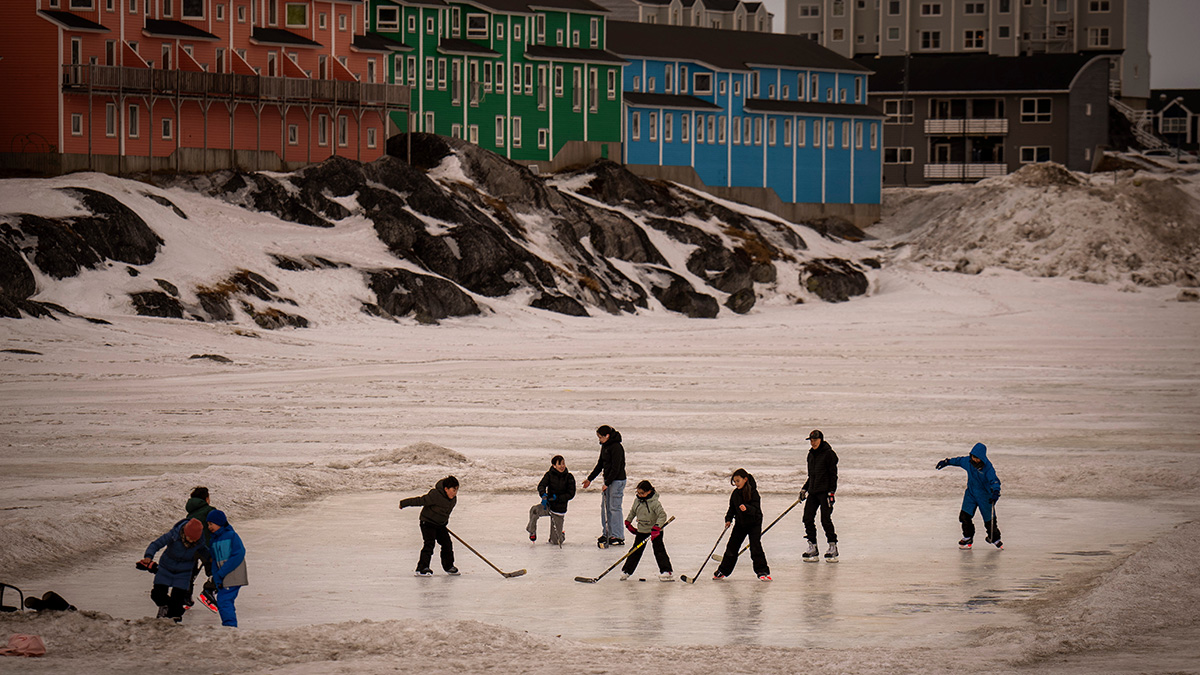Ο Τραμπ σκέφτεται να… δωροδοκήσει τους Γροιλανδούς για να πετύχει τον στόχο του για εξαγορά