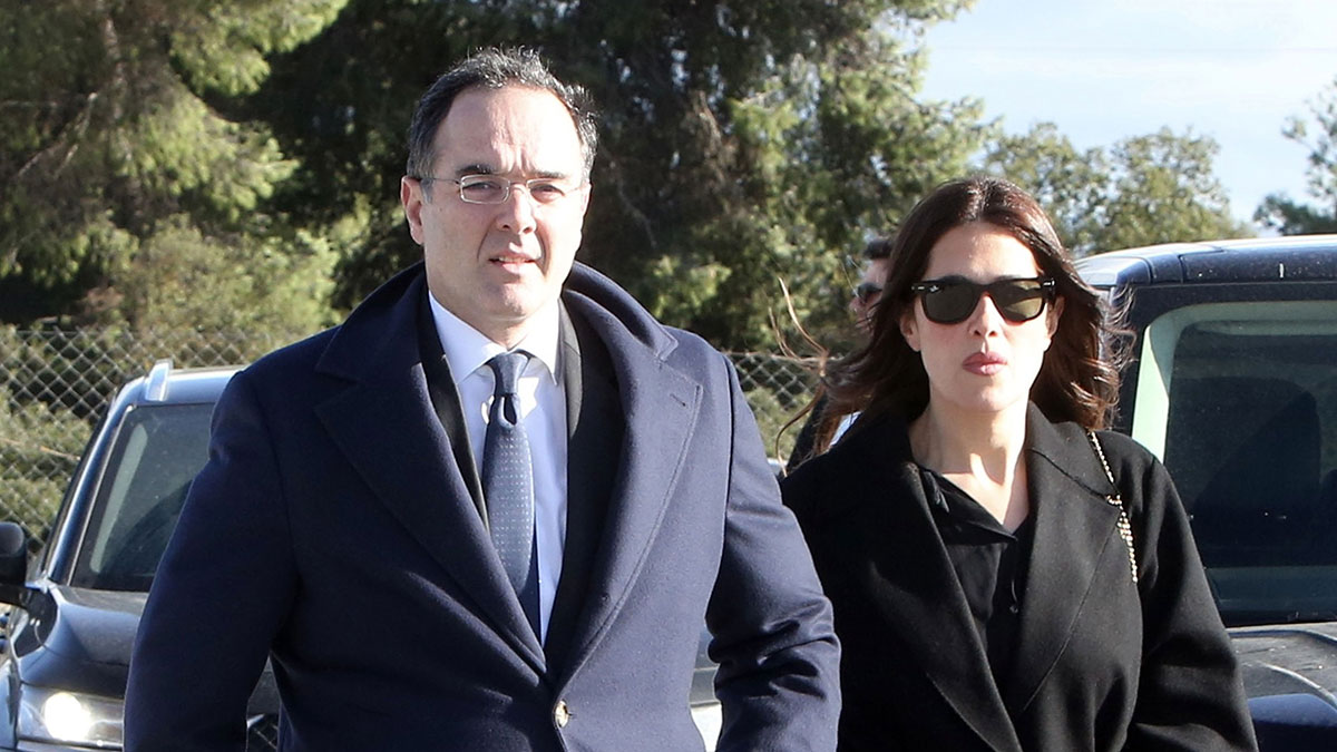 Θοδωρής Κυριακού: Ο Πρόεδρος του Ομίλου ANTENNA μαζί με τη σύζυγό του, Δήμητρα Μπιθαρά στο Αποτεφρωτήριο Ριτσώνας