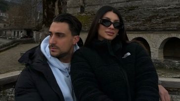 Γονείς για πρώτη φορά: Η Μαριαλένα Ρουμελιώτη ποζάρει με φουσκωμένη κοιλιά στην αγκαλιά του Σάκη Κατσούλη