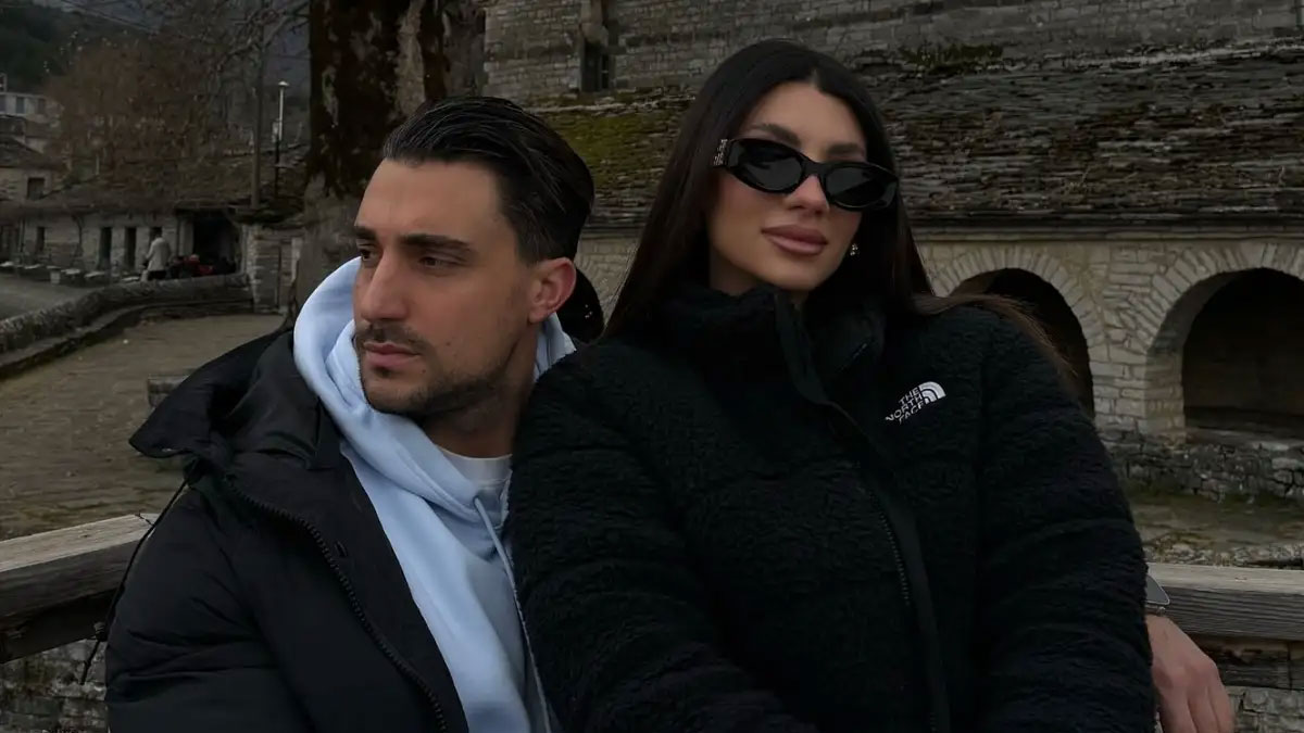 Γονείς για πρώτη φορά: Η Μαριαλένα Ρουμελιώτη ποζάρει με φουσκωμένη κοιλιά στην αγκαλιά του Σάκη Κατσούλη