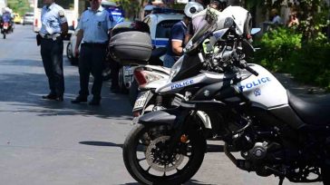 Μπήκαν με κλεμμένη μηχανή ανάποδα σε δρόμο για να αποφύγουν τον έλεγχο