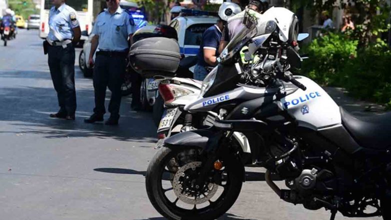 Μπήκαν με κλεμμένη μηχανή ανάποδα σε δρόμο για να αποφύγουν τον έλεγχο