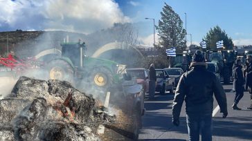 Οι αγρότες απέκλεισαν τις σήραγγες στα Τέμπη