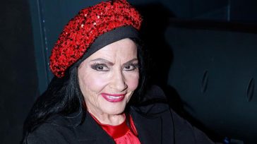 Ζωζώ Σαπουντζάκη: Στο νοσοκομείο η «βασίλισσα της νύχτας» – Τι συμβαίνει με την υγεία της