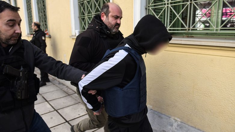 Διαμαρτυρία φίλων του 17χρονου έξω από τα δικαστήρια