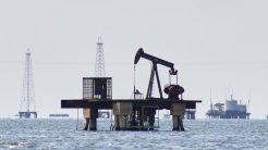 Ο Τραμπ πιέζει πετρελαϊκούς κολοσσούς να επιστρέψουν στη Βενεζουέλα