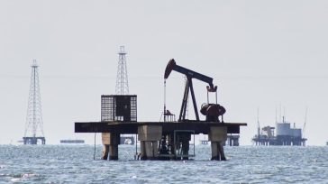 Ο Τραμπ πιέζει πετρελαϊκούς κολοσσούς να επιστρέψουν στη Βενεζουέλα