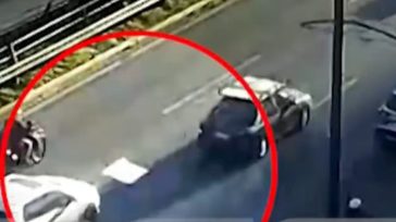 Τηλεόραση φεύγει  από τη σχάρα ΙΧ στη λεωφόρο Συγγρού εν μέσω κίνησης