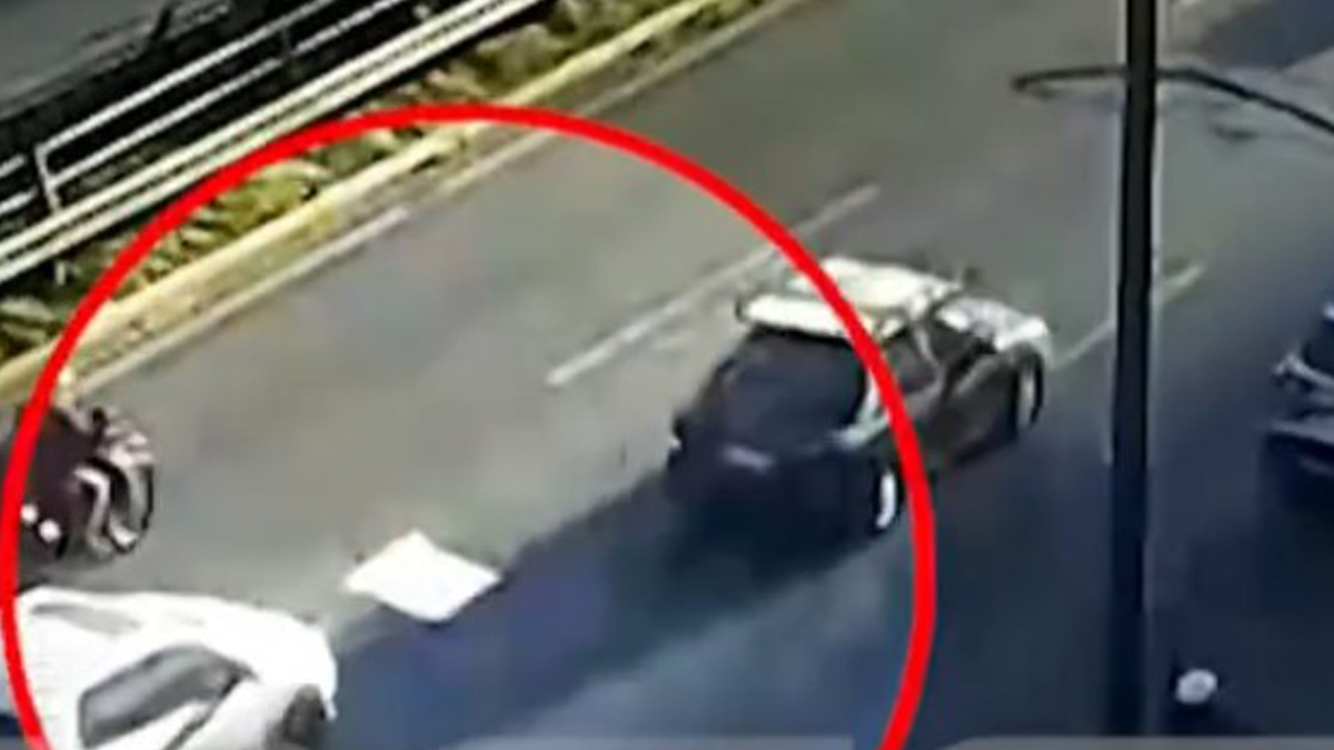 Τηλεόραση φεύγει  από τη σχάρα ΙΧ στη Λεωφόρο Συγγρού εν μέσω κίνησης