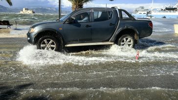 Ναύπλιο: Η θάλασσα βγήκε στη…  στεριά