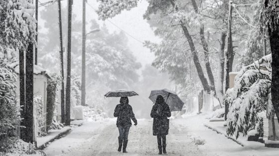 Ραγδαία πτώση της θερμοκρασίας φέρνει χιόνια και παγετό