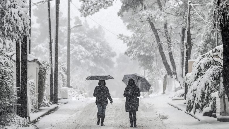 Ραγδαία πτώση της θερμοκρασίας φέρνει χιόνια και παγετό