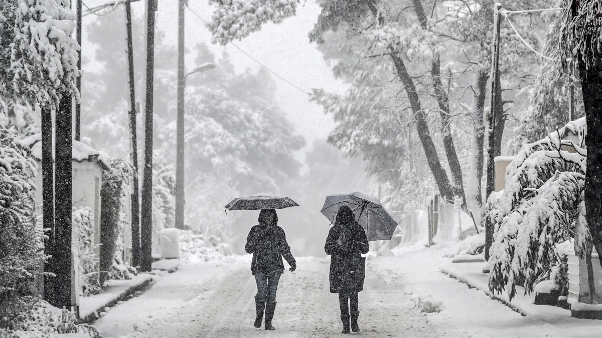 Ραγδαία πτώση της θερμοκρασίας φέρνει χιόνια και παγετό