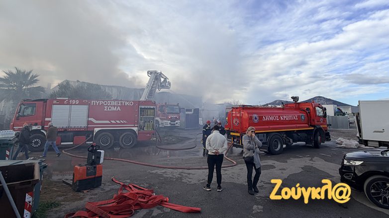 Έσβησε η μεγάλη φωτιά σε επιχείρηση στο Κορωπί
