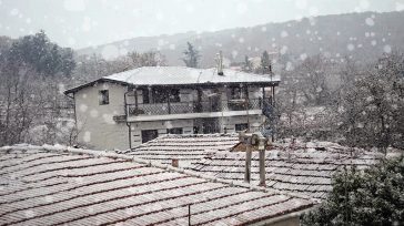 Ξεκίνησε η επέλαση του χιονιά – Νιφάδες στα ορεινά της Θεσσαλονίκης