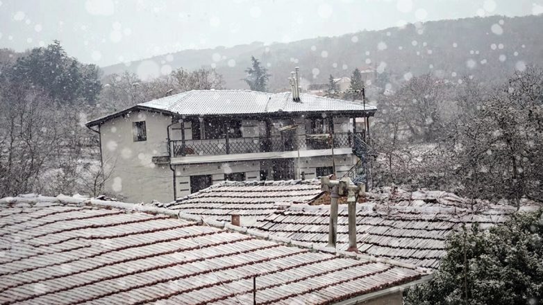 Ξεκίνησε η επέλαση του χιονιά – Νιφάδες στα ορεινά της Θεσσαλονίκης