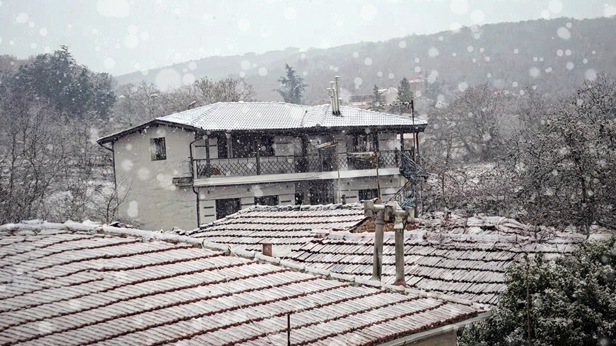 Ξεκίνησε η επέλαση του χιονιά – Νιφάδες στα ορεινά της Θεσσαλονίκης
