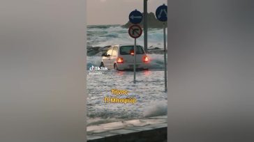 Τήνος :Τα κύματα παραλίγο να παρασύρουν το αυτοκίνητό του