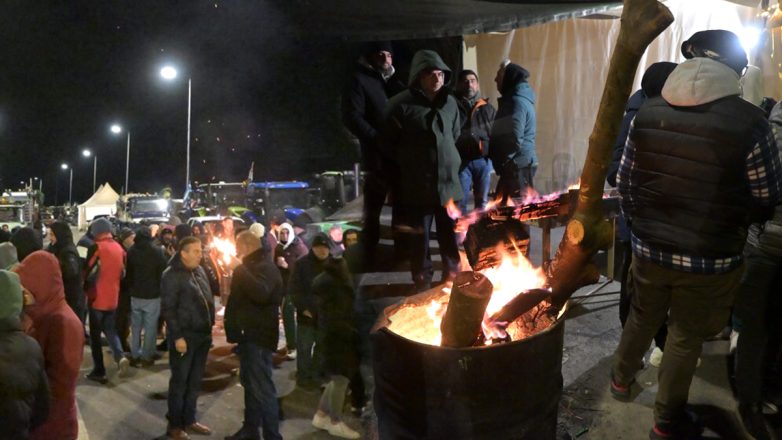 «Όχι» των αγροτών του μπλόκου της Νίκαιας σε συνάντηση με τον Μητσοτάκη