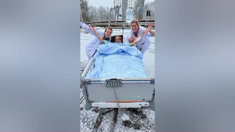 Νοσοκόμες μετέφεραν ασθενή με το κρεβάτι της έξω από το Νοσοκομείο για να αγγίξει το χιόνι Νοσοκόμες μετέφεραν ασθενή με το κρεβάτι της έξω από το Νοσοκομείο για να αγγίξει το χιόνι