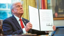 Τραμπ : «25% δασμούς σε όποια χώρα συναλλάσσεται με το Ιράν»