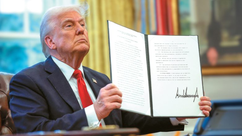 Τραμπ : «25% δασμούς σε όποια χώρα συναλλάσσεται με το Ιράν»