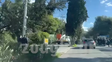 Πτώση δέντρου στη Νέα Ερυθραία πάνω σε καλώδια της ΔΕΗ