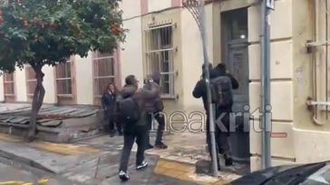 «Είμαι αθώος», φώναζε έξω από τα δικαστήρια ο 54χρονος που φέρεται να βίαζε τις κόρες του