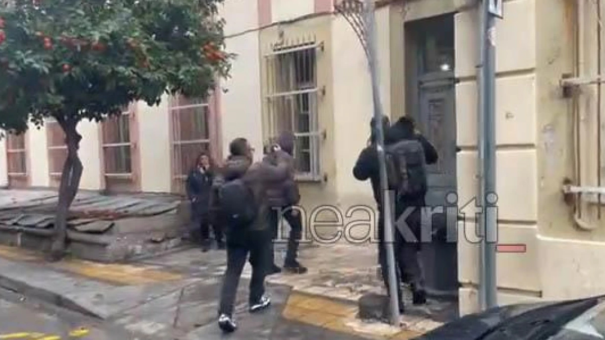 «Είμαι αθώος», φώναζε έξω από τα δικαστήρια ο 54χρονος που φέρεται να βίαζε τις κόρες του