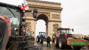 Με τρακτέρ μπήκαν οι αγρότες στο Παρίσι διαμαρτυρόμενοι για τη Mercosur