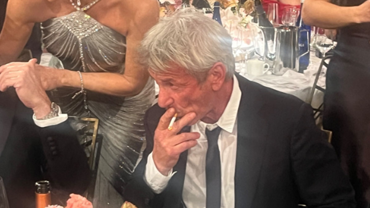 Σάλος στις Χρυσές Σφαίρες: Ο Sean Penn «πιάστηκε» να καπνίζει μέσα στην αίθουσα