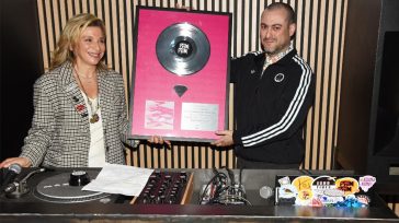 Η «Ανισόπεδη Ντίσκο» έγινε διαμαντένια – Η Απονομή του Pan Pan & το ολοκαίνουργιο άλμπουμ του