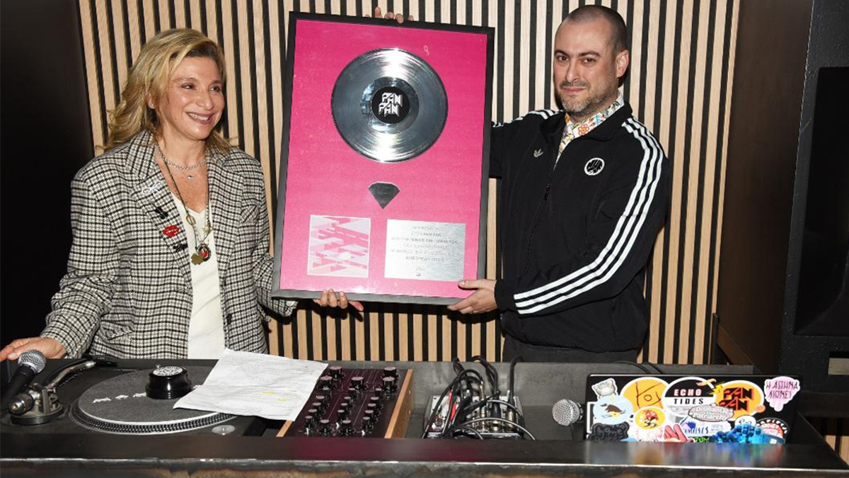 Η «Ανισόπεδη Ντίσκο» έγινε διαμαντένια – Η Απονομή του Pan Pan & το ολοκαίνουργιο άλμπουμ του