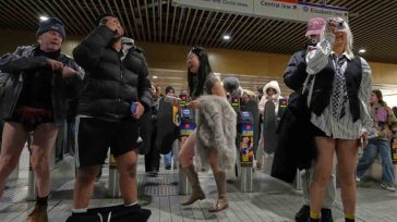 Οι Λονδρέζοι στους δρόμους χωρίς παντελόνι