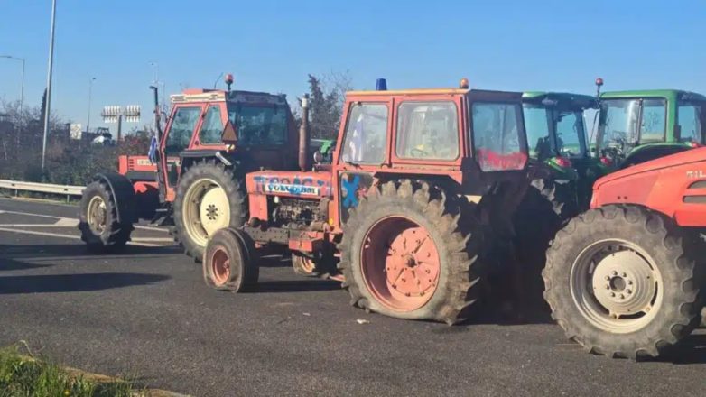 «Εμφύλιος» στα μπλόκα των αγροτών