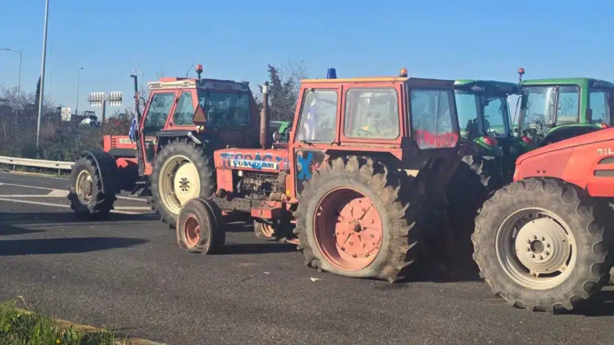 «Εμφύλιος» στα μπλόκα των αγροτών