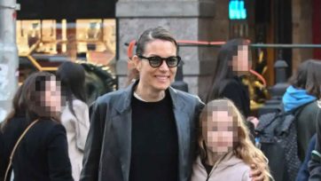 Βίκυ Καγιά: Χαλαρή βόλτα στο κέντρο της Αθήνας με την κόρη της